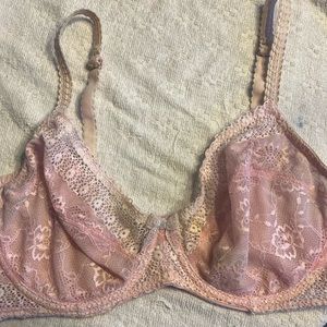Wacoal 36DD SOFT PINK LACE WIRED BRA.